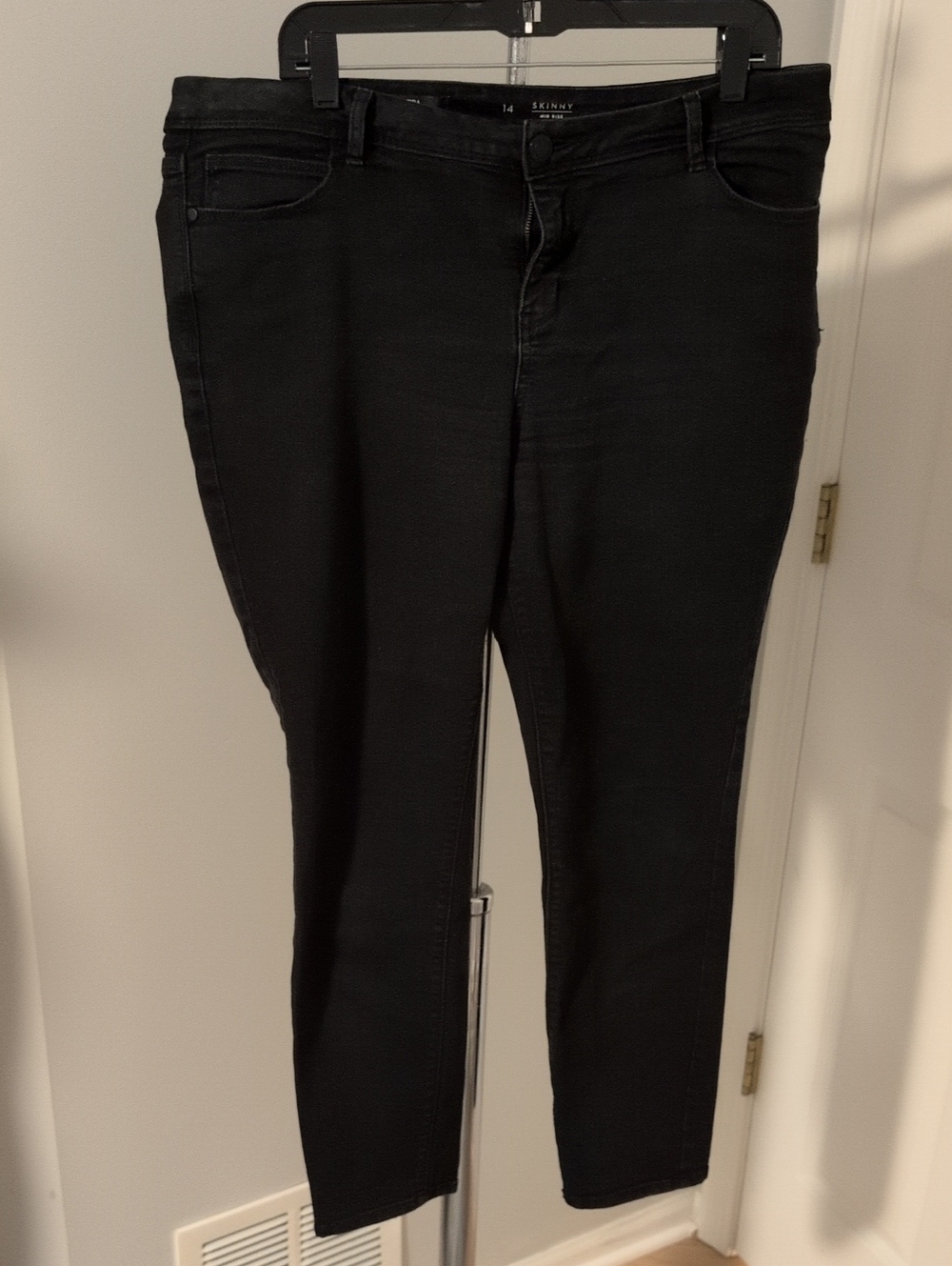 Simply Vera Vera Wang Black Skinny Jeans, Mid Rise, Sz. 14